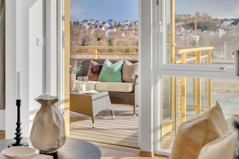 Romslig balkong hvor du har gode solforhold fra morgen til ettermiddag sommerstid